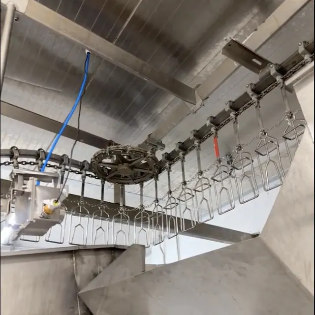Equipamento Kindra em aço inox instalado ao lado da nória do frigorífico