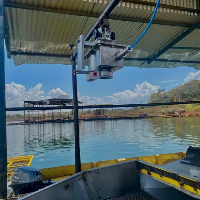 Câmera Kindra instalada sobre a calha de peixes, na beira do tanque