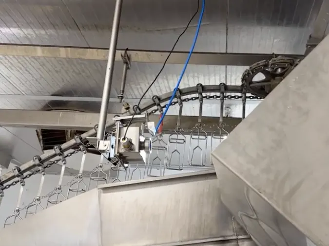 Câmera do Kindra Inspection instalada sobre a nória do frigorífico