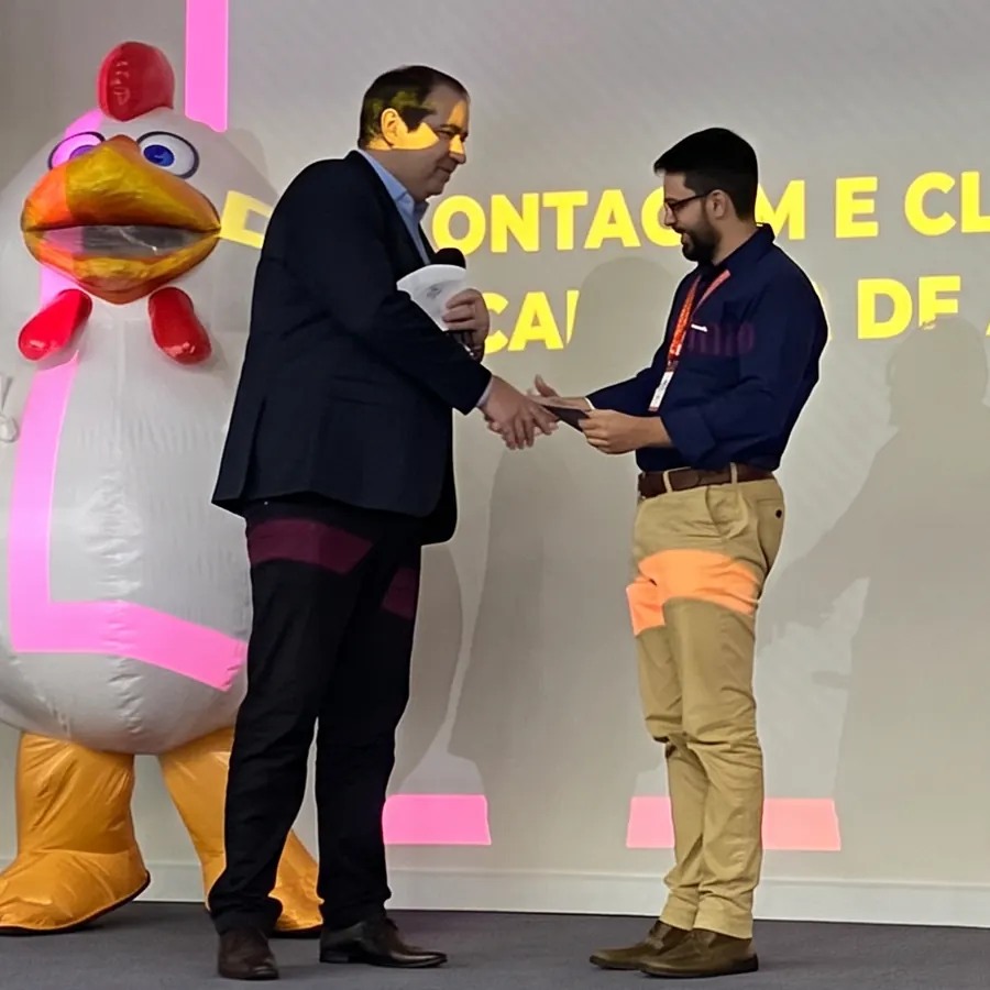 Entrega do prêmio da Embrapa à Kindra, no palco do evento